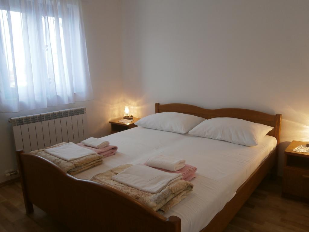 Apartments Crncic Šilo Pokoj fotografie